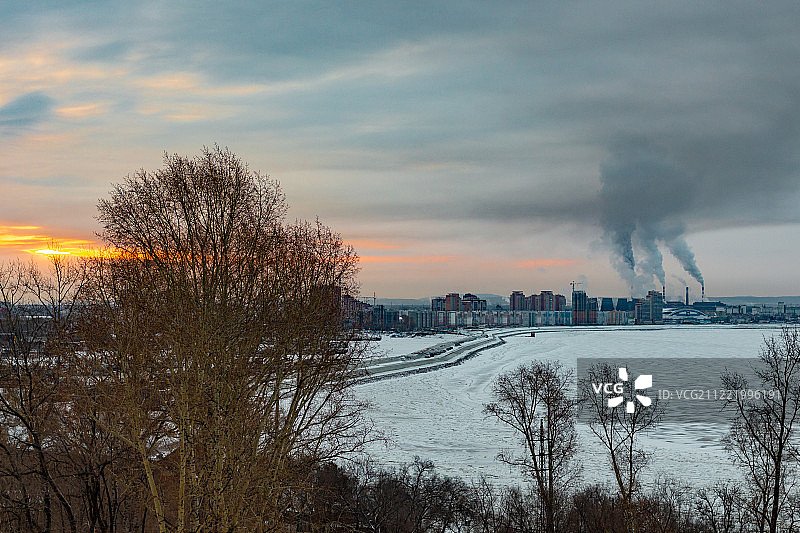 冬季城市景观中哈巴罗夫斯克的清晨景色图片素材