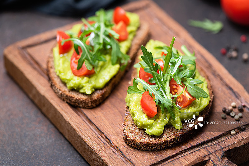 健康牛油果番茄芝麻菜吐司图片素材