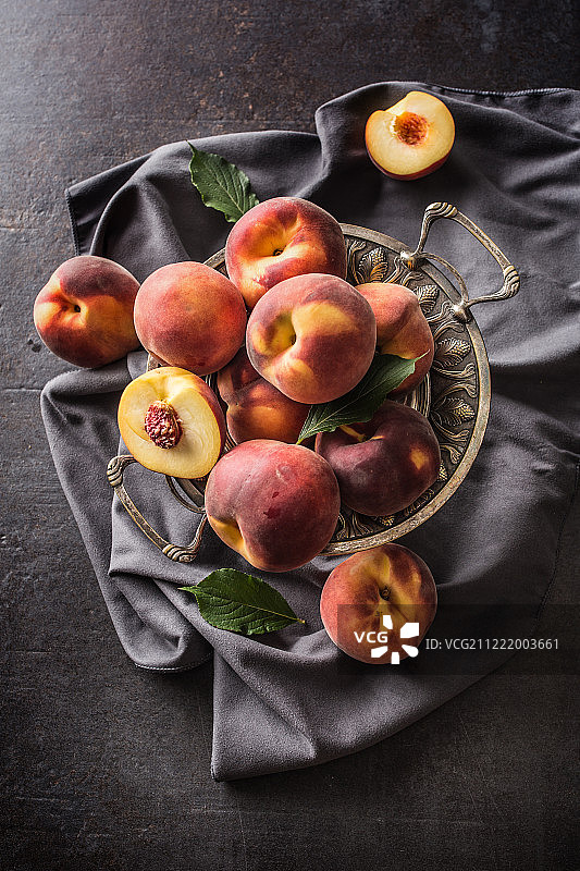 一碗成熟的桃子图片素材