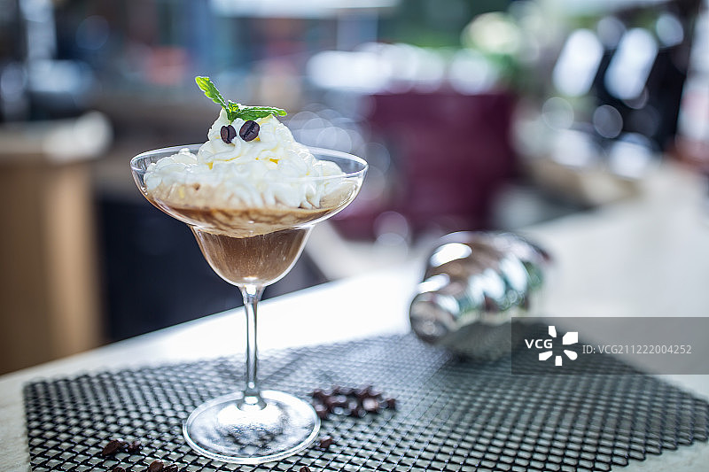 吧台上带有搅打奶油的冰咖啡图片素材