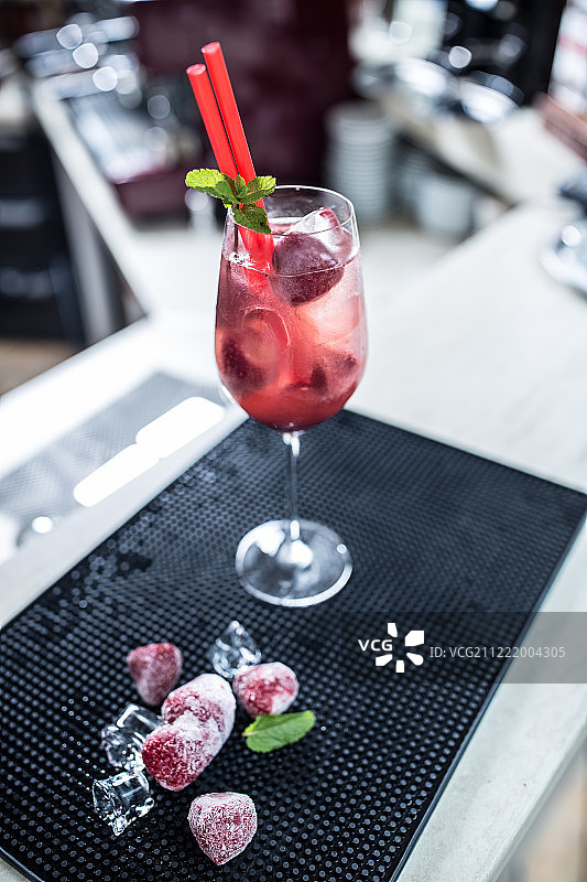 吧台上的草莓柠檬水或酒精鸡尾酒图片素材