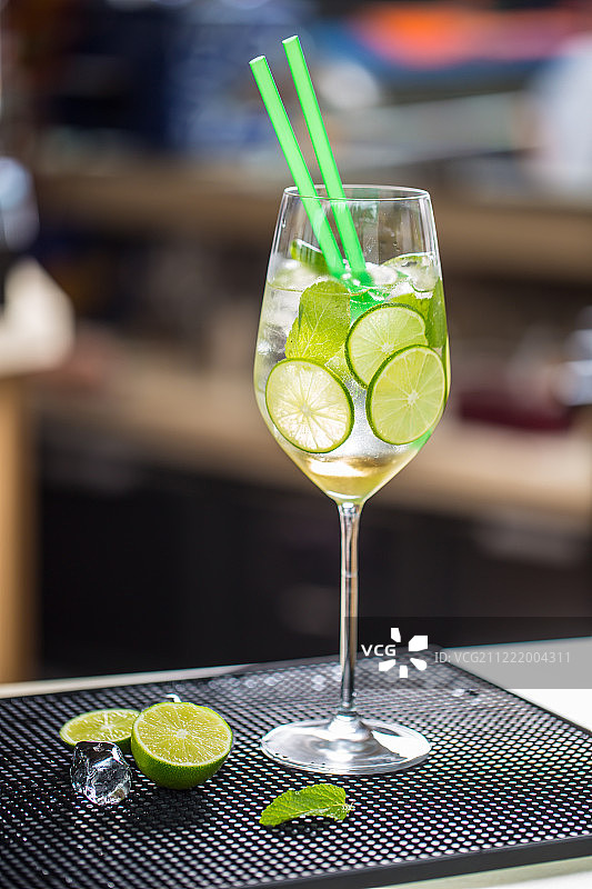 吧台上放着一杯黄瓜鸡尾酒或柠檬水饮品图片素材