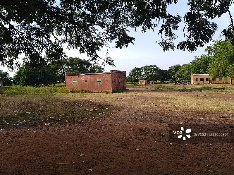 天空背景下的田野上的树木和房屋图片素材