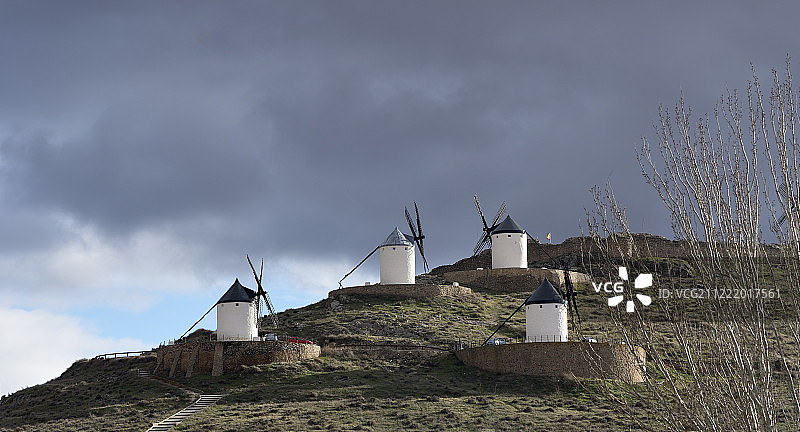 西班牙堂吉诃德的古老风车图片素材