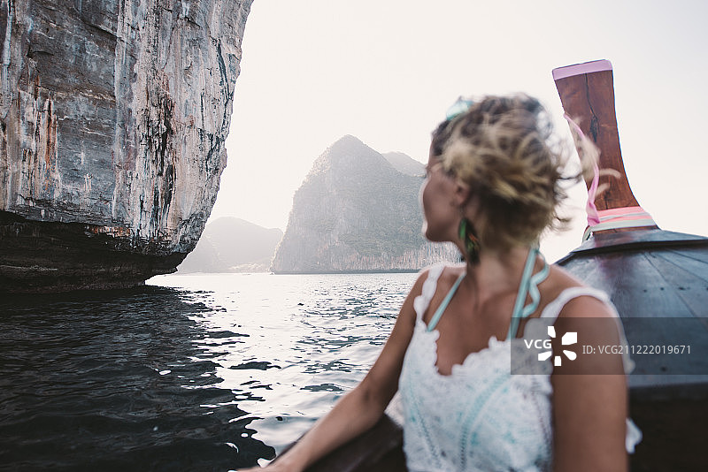 在泰国皮皮岛旅行的美丽女人图片素材