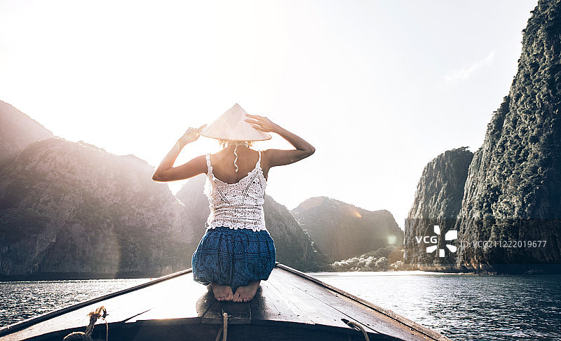 美丽的女人在泰国皮皮岛游览图片素材