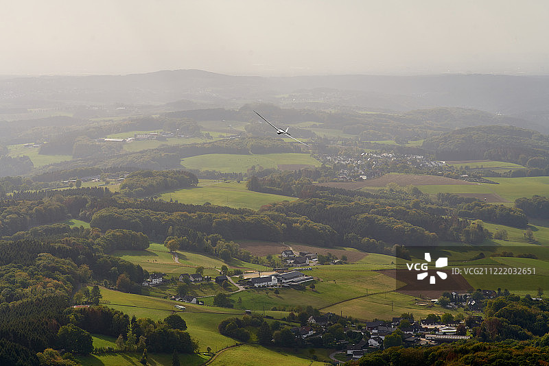 滑翔机在林德拉尔附近翱翔图片素材
