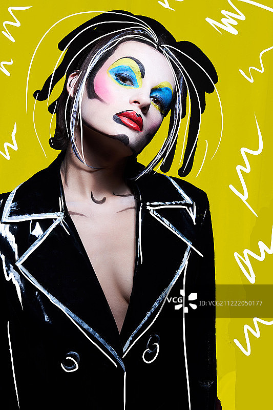 流行艺术妆容的年轻女子肖像图片素材