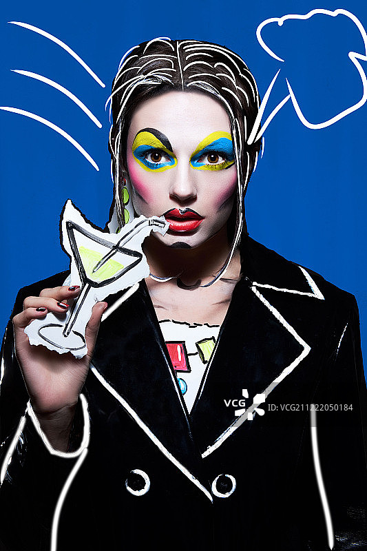 蓝色背景上的漫画波普艺术妆容的年轻女性肖像图片素材