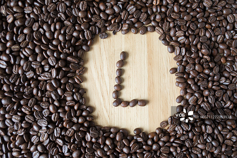 咖啡豆拼成字母图片素材