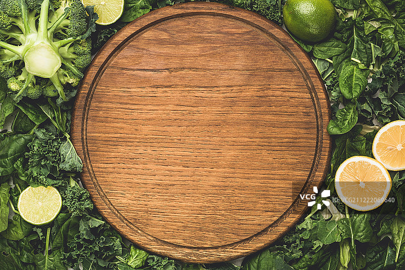 绿叶沙拉和木制砧板图片素材