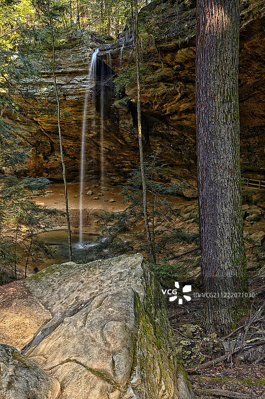 晨光下的灰烬洞穴图片素材