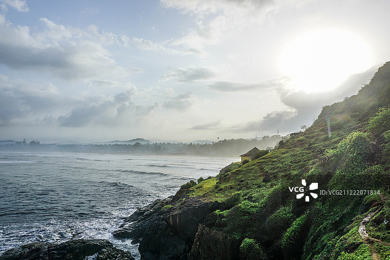 山丘与阿拉伯海的壮丽日落图片素材