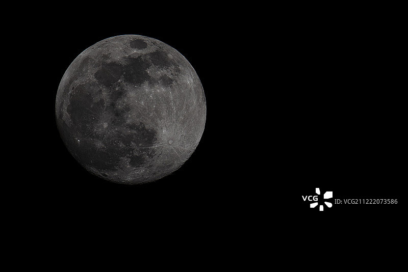 2019年2月雪月期间拍摄的超级满月特写图片素材
