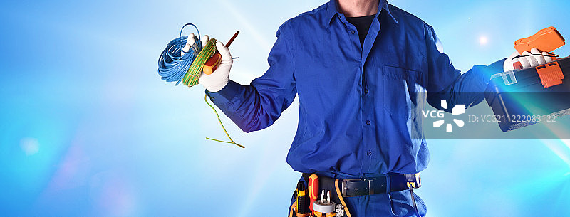 穿着制服的电工携带工具和设备图片素材