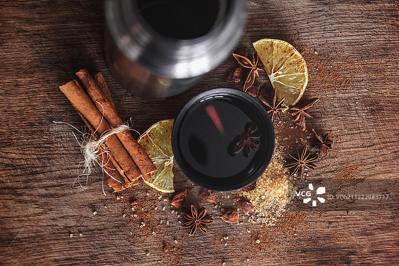 碗里盛有自制新鲜热红酒，配有芳香的香料、柑橘类水果、柠檬图片素材