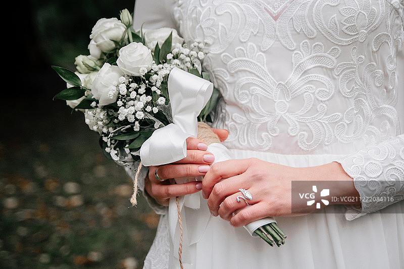 新娘手中的玫瑰花和桉树枝婚礼花束图片素材
