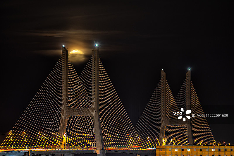 达伽马大桥上空的冉冉升起的满月图片素材