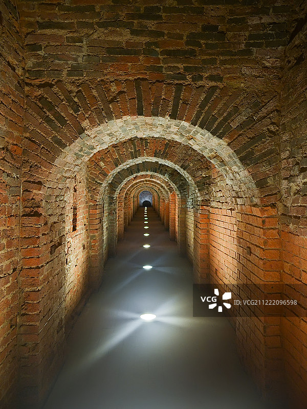 深色砖砌长长的神秘拱形走廊图片素材