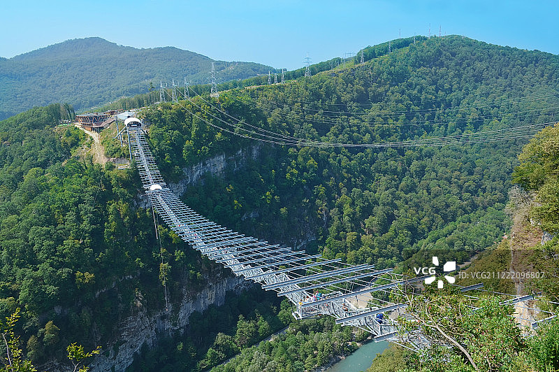 俄罗斯峡谷上最长的悬索人行桥图片素材