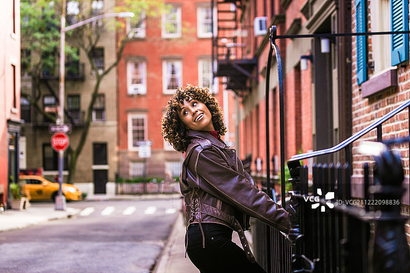 在纽约的漂亮非裔美国女孩图片素材