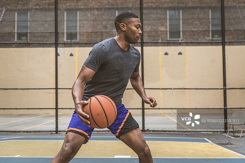 户外篮球运动员训练图片素材