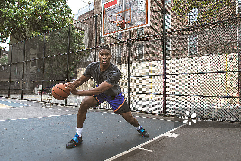 户外篮球运动员训练图片素材