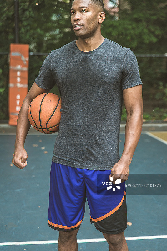 户外篮球运动员训练图片素材