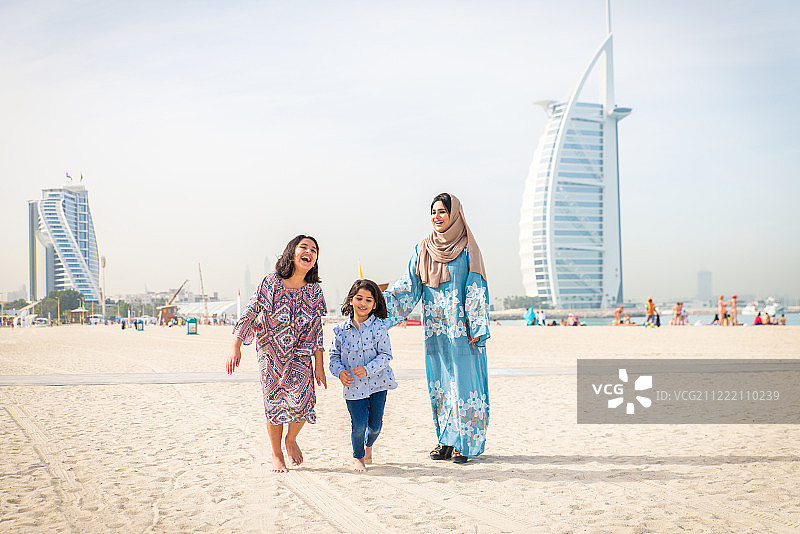 在迪拜的幸福家庭图片素材