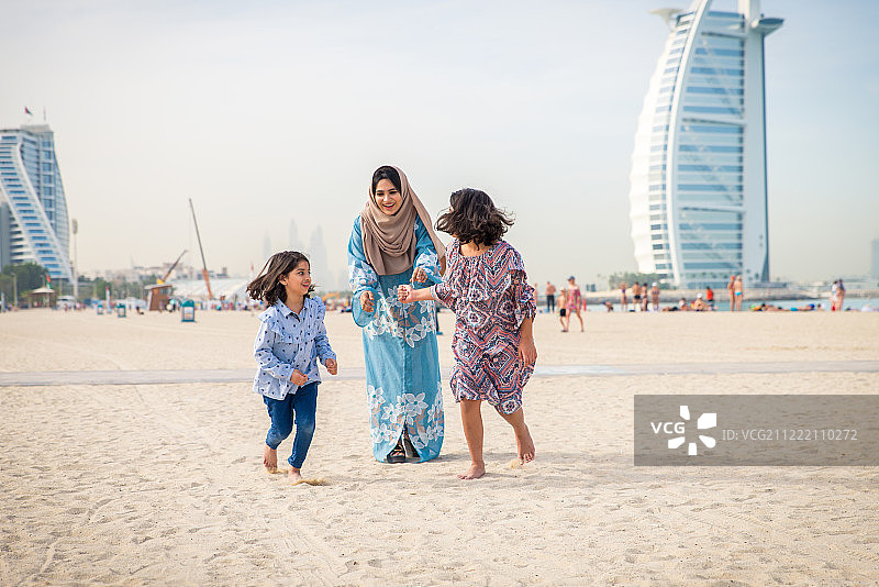 在迪拜的幸福家庭图片素材
