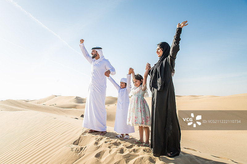 沙漠中的阿拉伯家庭图片素材