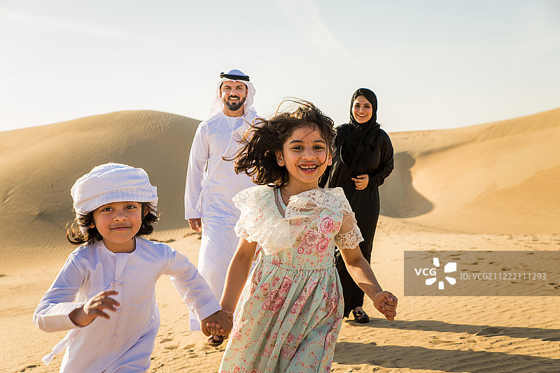 沙漠中的阿拉伯家庭图片素材