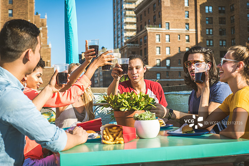 朋友们在屋顶聚会图片素材