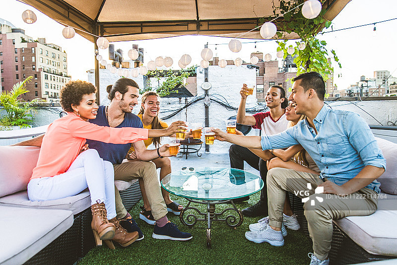 朋友们在屋顶聚会图片素材