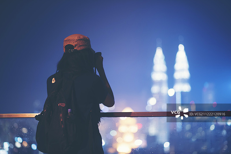 旅行科技：年轻女性用智能手机拍照图片素材