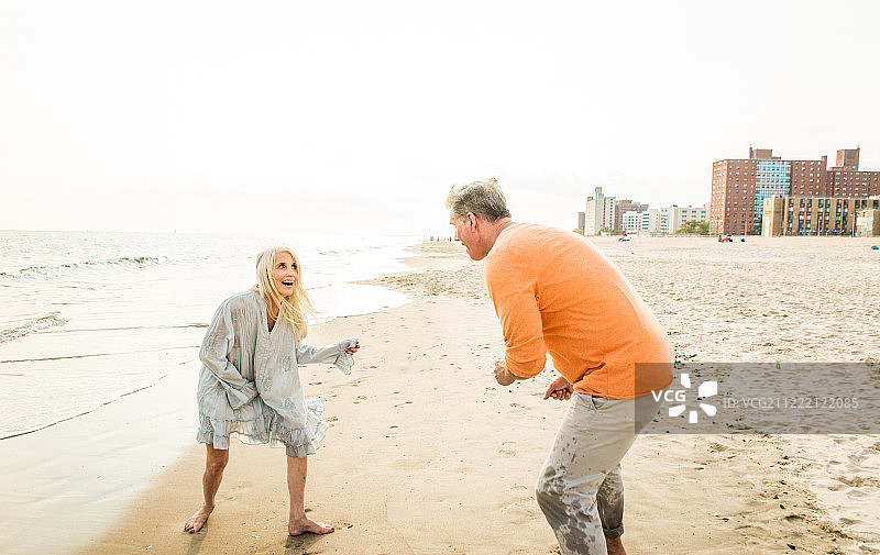 老年情侣户外约会图片素材