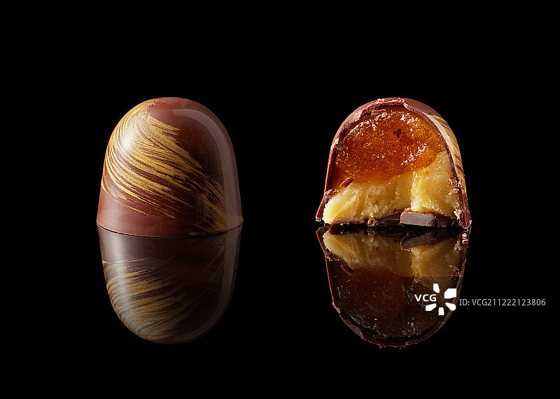黑色背景上的巧克力糖果图片素材