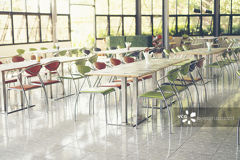 食堂里的空桌椅图片素材