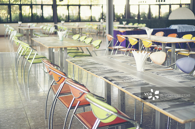 食堂里的空桌椅图片素材