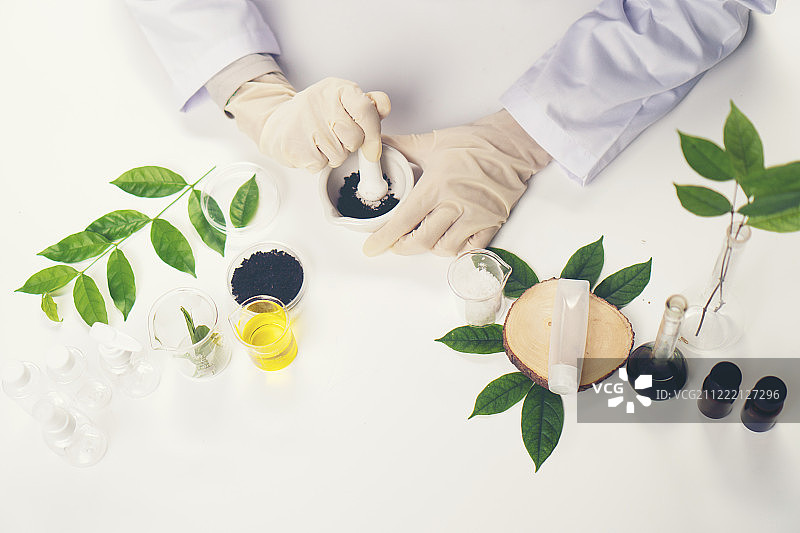 科学家、医生用草药制作替代草药图片素材