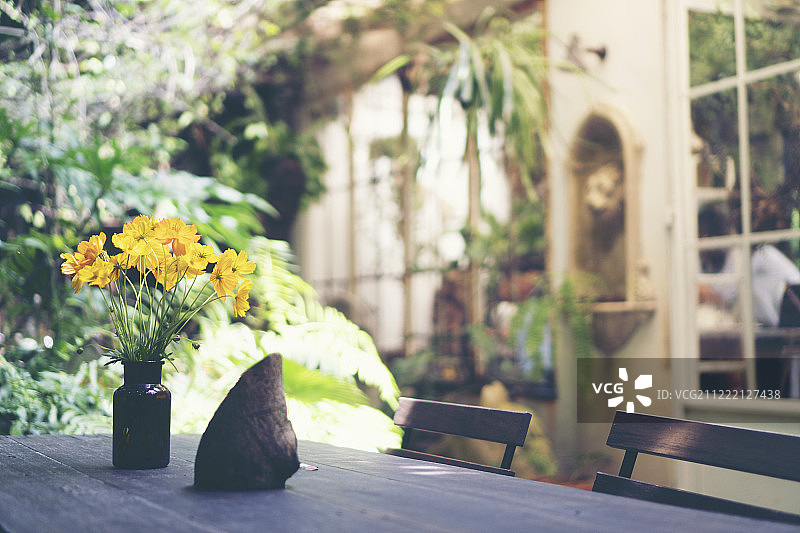 桌子上的花瓶图片素材