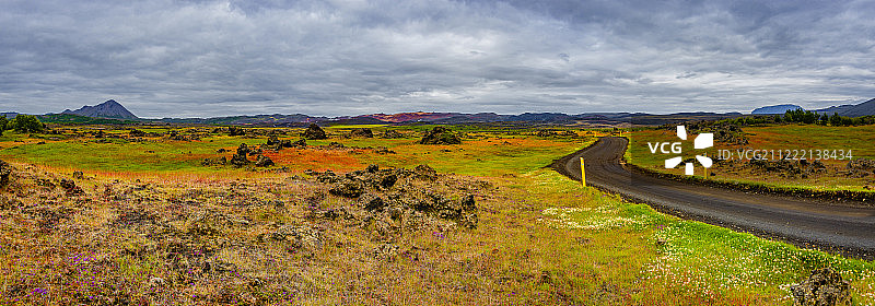 米湖附近的熔岩地，雷克雅赫利兹镇全景图片素材