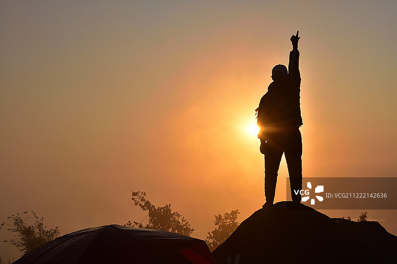 日落时分，站在天空下的男人剪影图片素材
