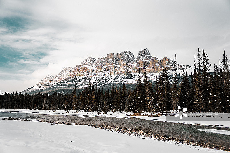加拿大艾伯塔省班夫国家公园弓河和城堡山冬季风光图片素材