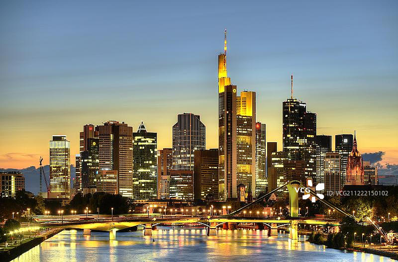 法兰克福金融区夜景天际线图片素材