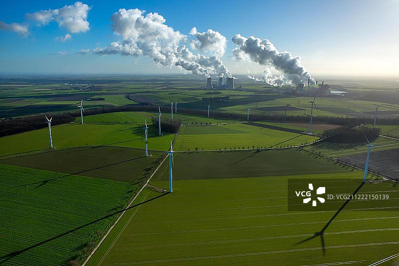 德国格雷文布罗赫的Neurath褐煤发电厂和Niederaussem发电厂，RWE能源公司的蒸汽云、羽流、排放物，风力涡轮机、化石能源和替代能源图片素材