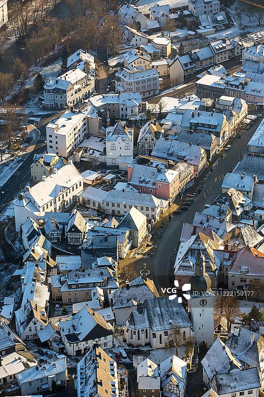德国北莱茵-威斯特法伦州绍尔兰地区阿恩斯贝格雪景中的老市场历史中心图片素材