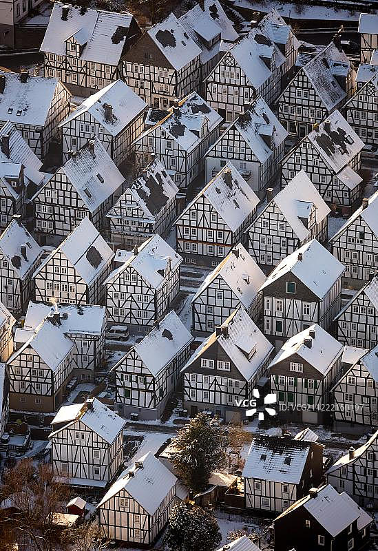 德国弗罗伊登贝格半木结构房屋冬季历史中心雪景图片素材