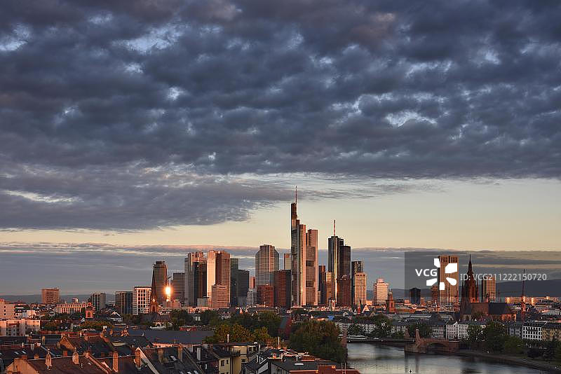 德国法兰克福金融区天际线前的老桥图片素材