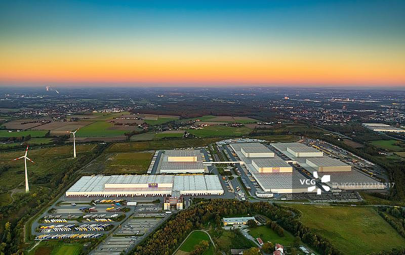 德国多特蒙德宜家物流中心和仓库黄昏鸟瞰图片素材